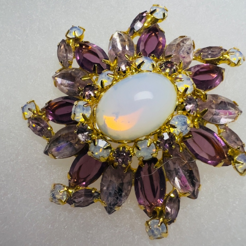 BROOCH AMETHYST/AB RHINESTONES W/OPAL CNTR DOG TOOTH PRONG OPEN WORK HIGHEND VTG - Picture 6 of 6